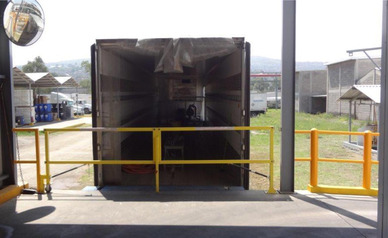 Loading dock safety gate that automatically closes
