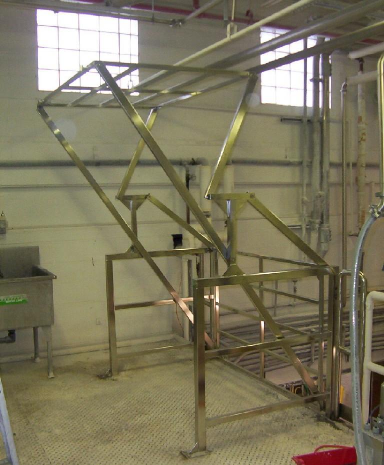 Pivot safety gates in stainless steel